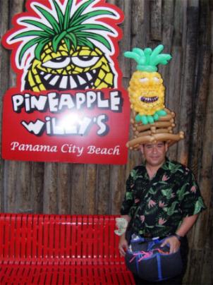 Pineapple Willy logo